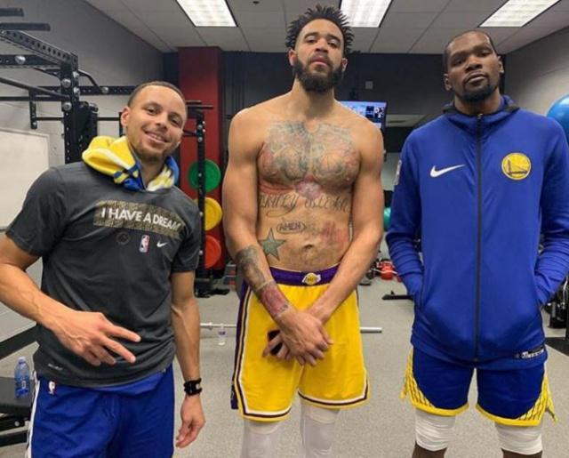 冲击篮筐！文班亚马登场后强攻不中 但巴恩斯补篮打停尼克斯（文班亚马登场强突未果，巴恩斯跟进补篮逼停尼克斯）