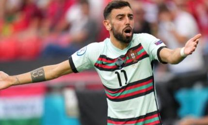 主裁：夸安萨拉拽丘库埃梅卡没判罚？这是极轻微、无效的拉拽（主裁解释未判罚夸安萨拉拽丘库埃梅卡：拉拽极轻微且无实质影响）