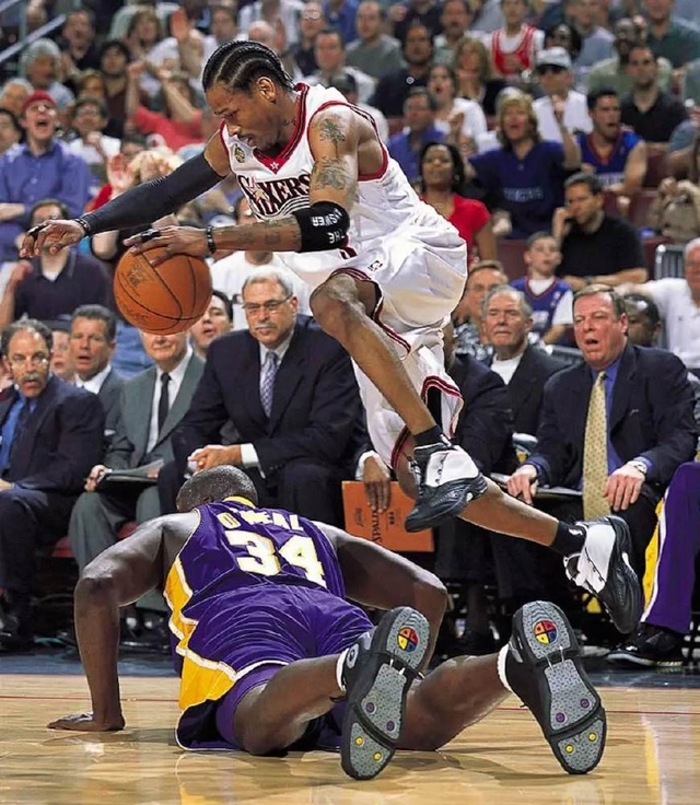 手感火热！狄龙半场10中7得到19分2篮板1助攻（状态爆棚！狄龙半场10投7中砍下19分2板1助）