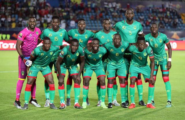 惨成“受害者”！詹姆斯撒镁粉，旁边的八村被撒一脸（詹姆斯撒镁粉闹乌龙，身旁的八村塁被糊了一脸粉）