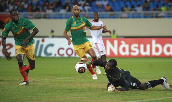 篮球NBA球队球员转会谈判进行中（NBA多队球员转会谈判正酣）