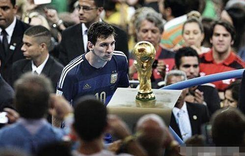 曼联求购20岁左路好手遭拒 或再报价4000万欧元（曼联求购20岁左翼新星被拒 或再出价4000万欧元）