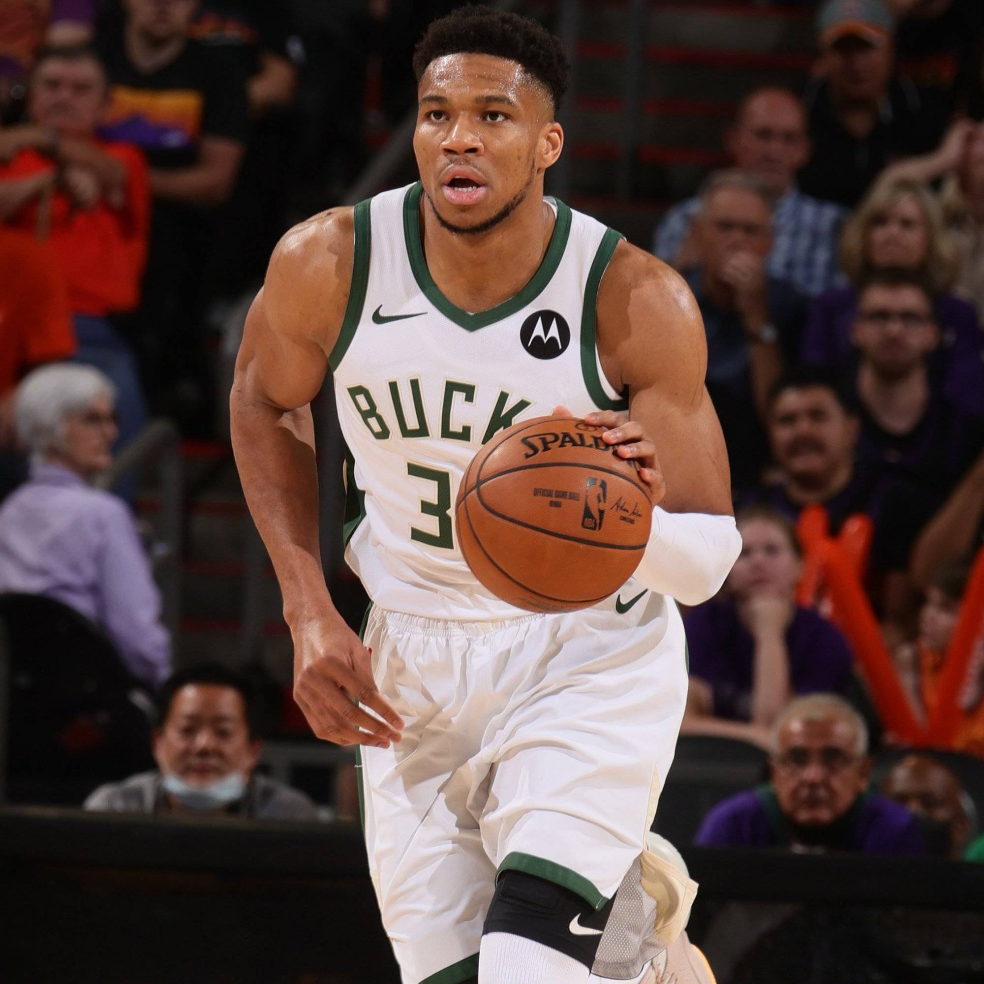 库里谈科尔和追梦冲突：连胜后提问还被负面情绪包围，很遗憾（库里谈及科尔与追梦冲突：连胜之际仍被负面情绪笼罩，感到遗憾）