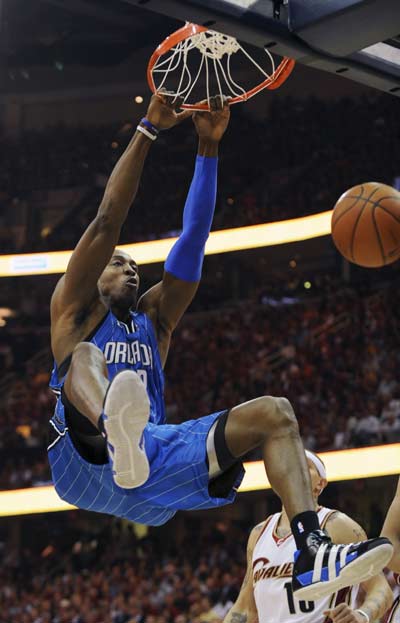 亚冠生死战！布里兰主场绞杀江原FC，8球神锋破局（亚冠生死局！布里兰主场强压江原FC，8球锋霸一锤定音）