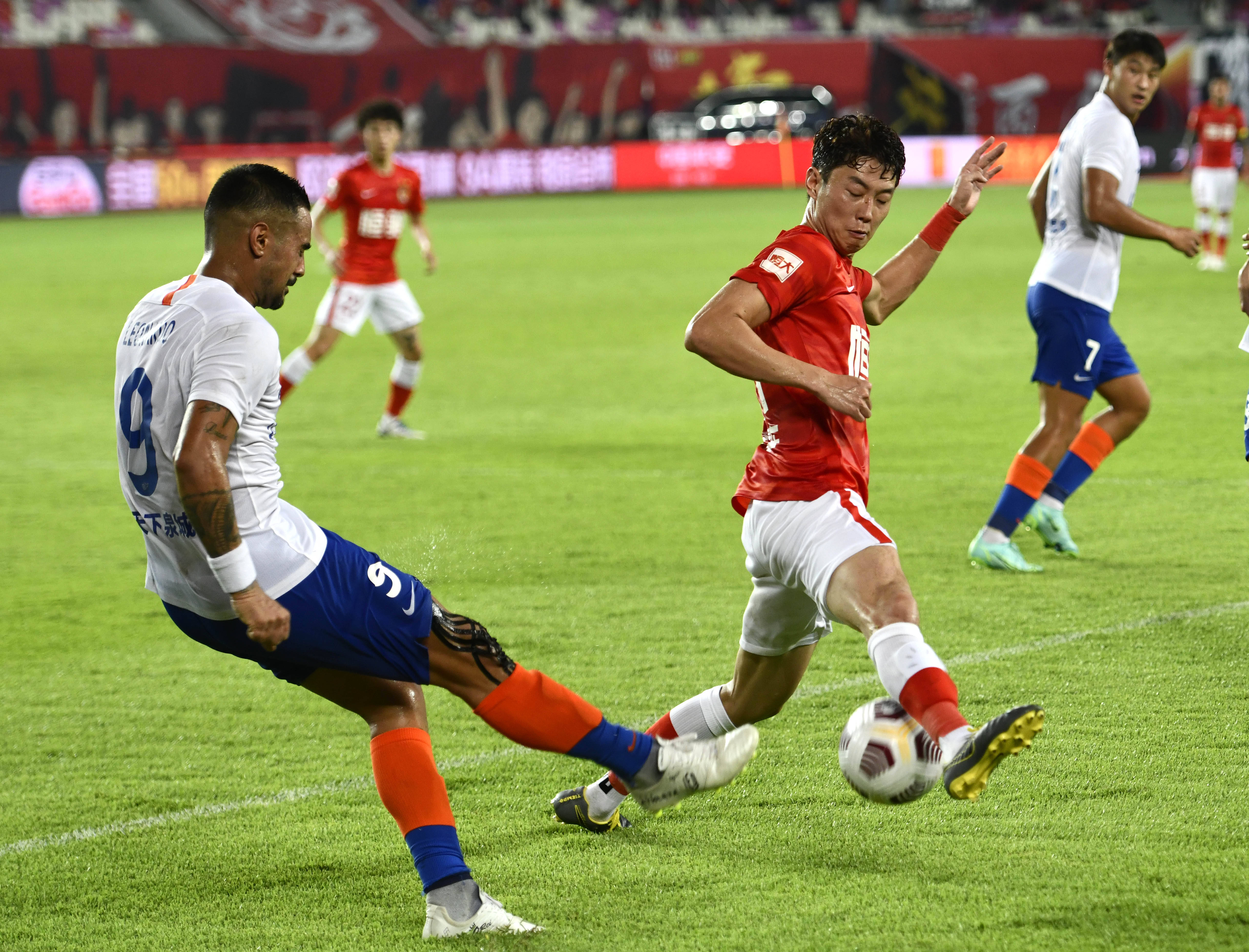 半场战报：斯图加特0-0霍芬海姆（半场战况：斯图加特与霍芬海姆0-0暂时僵持）